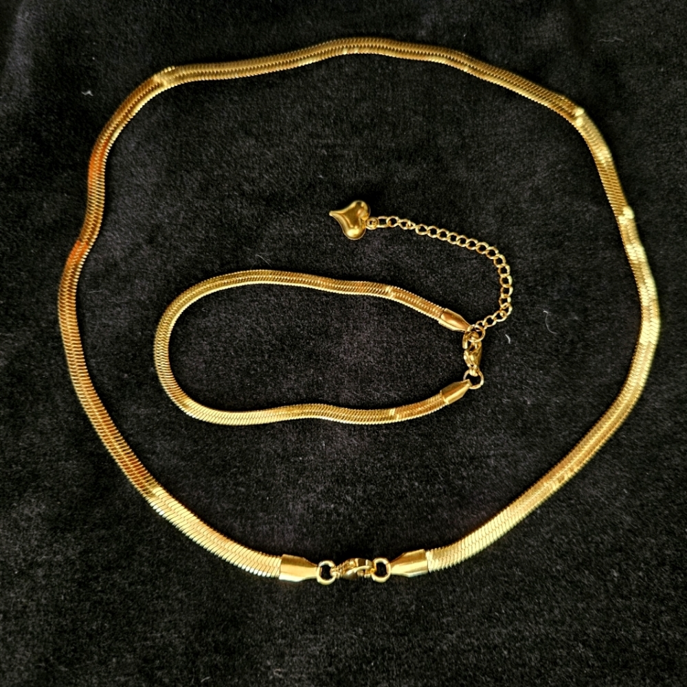 18k Gold Plating on Stainless Steel -  Elegant Gold Necklace and Bracelet Set